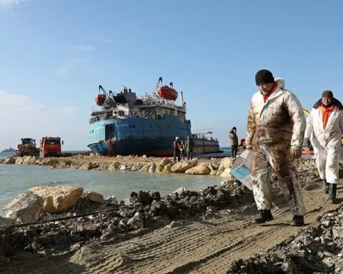 Mazut leaks again from sunken tanker Volgoneft: why billion-ruble court penalties haven't stopped the spill
