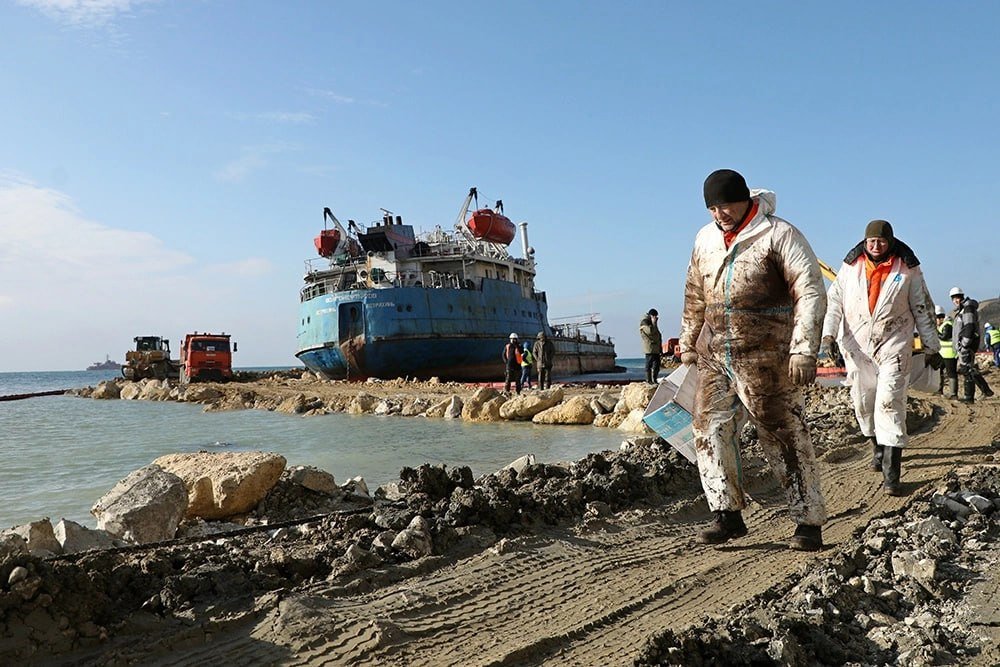 Mazut leaks again from sunken tanker Volgoneft: why billion-ruble court penalties haven't stopped the spill