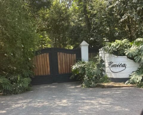 Entrance gate marked “Kimita” at a property photographed in Nairobi, Kenya. Скопировать